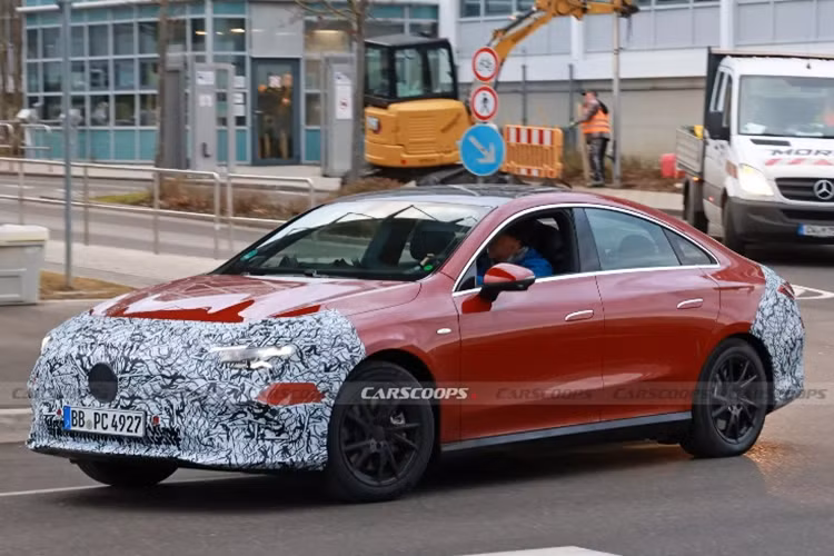 Theo đó, mẫu xe sang Mercedes-Benz CLA mới mang dáng dấp kiểu coupe tròn trịa với tay nắm cửa dạng ẩn và giao diện khung cửa sổ mới cùng đèn pha và đèn hậu khả năng sẽ có đồ họa hình ngôi sao làm điểm nhấn. Thiết kế của bản xăng và điện có lẽ không có nhiều khác biệt.
