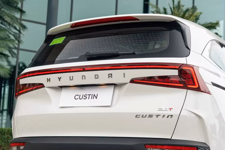 Nằm bên dưới nắp ca-pô của Hyundai Custin ở Việt Nam là 2 tùy chọn động cơ. Đầu tiên là động cơ xăng 2.0L Turbo GDi, cho công suất tối đa 236 mã lực và mô-men xoắn cực đại 353 Nm.