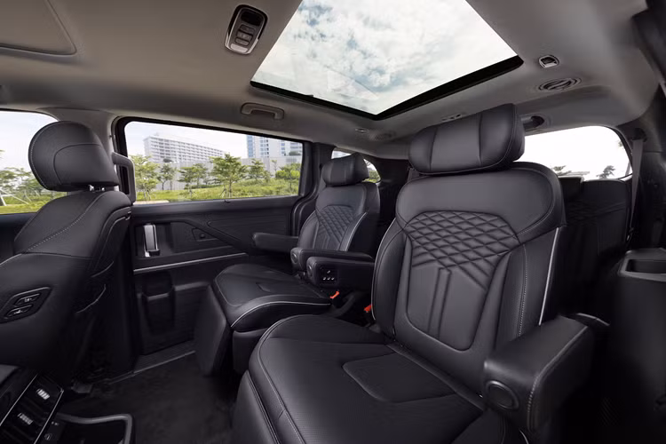 So với đối thủ trực tiếp là Toyota Innova Cross, Hyundai Custin sở hữu doanh số khả quan hơn. Lượng xe bán ra của mẫu xe nhà Toyota trong tháng 3/2024 là 231 xe và trong 3 tháng đầu năm nay là 272 xe.