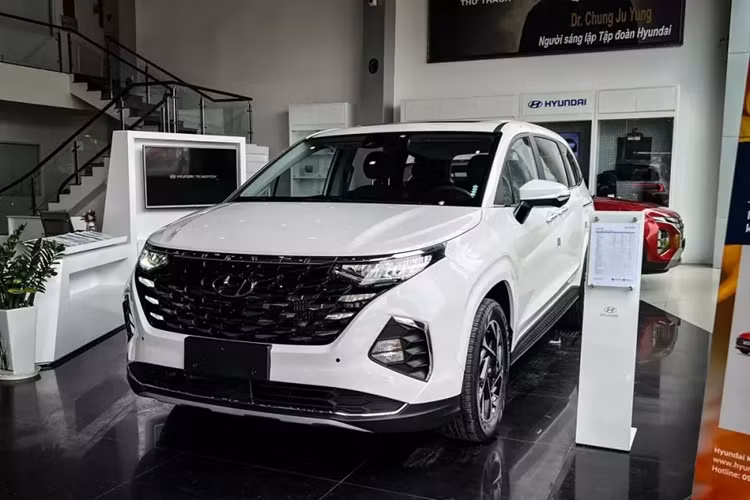 Năm 2024 đã bước sang được 4 tháng nhưng không ít xe sản xuất năm 2023 (số VIN 2023) vẫn còn tồn kho tại đại lý. Để giải phóng hàng tồn, các đại lý chính hãng của Hyundai đang tích cực chạy chương trình ưu đãi mạnh tay giảm giá xe. Một trong số đó có mẫu xe MPV Hyundai Custin.