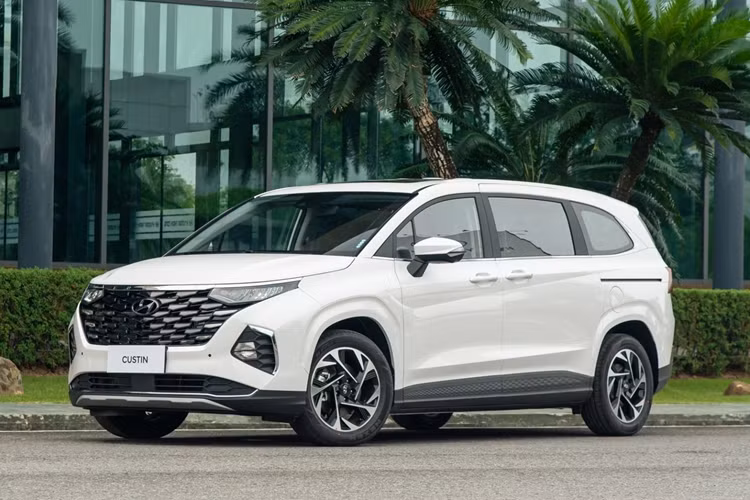Trong tháng 4/2024 này, Hyundai Thành Công cũng đang áp dụng khuyến mãi cho dòng xe Custin. Theo đó, khách hàng khi mua xe sẽ được lựa chọn hưởng 1 trong 2 gói ưu đãi đặc biệt dành riêng cho mẫu xe này.