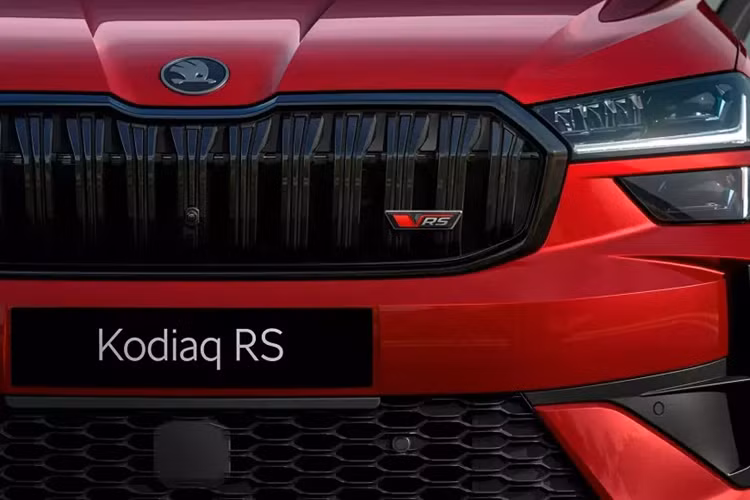 Với động cơ trên, Skoda Kodiaq RS 2025 có thể tăng tốc từ 0-100 km/h trong thời gian 6,3 giây ở bản 5 chỗ và 6,4 giây ở bản 7 chỗ nặng hơn. Trong khi đó, tốc độ tối đa của mẫu SUV cỡ D này là 231 km/h.