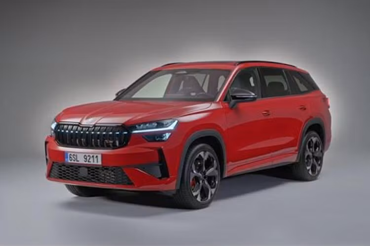 Tại Việt Nam, thế hệ mới của dòng xe Skoda Kodiaq cũng đã ra mắt tại triển lãm VMS 2024 với thiết kế đẹp mắt hơn và trang bị tiện nghi hiện đại hơn trong khi động cơ giữ nguyên. Ngoài ra, xe còn có thêm phiên bản thể thao Sportline với nội thất 5 chỗ. Giá xe Skoda Kodiaq 2025 tại Việt Nam chưa được công bố.