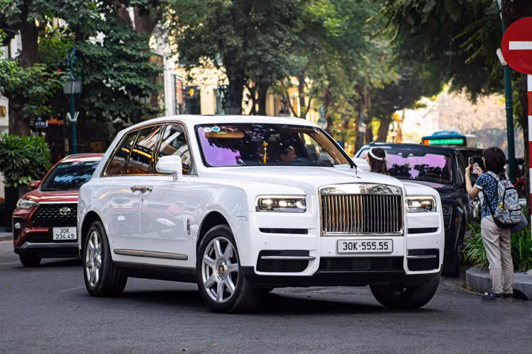 Và để tìm 1 chiếc xe SUV siêu sang Rolls-Royce Cullinan thật sự khác biệt, rất khó đưa ra nhận xét, nhưng nếu hỏi chiếc xe nào có giá lăn bánh đắt đỏ nhất, đó phải là Rolls-Royce Cullinan mang chiếc biển số đấu giá đến gần 15 tỷ đồng.