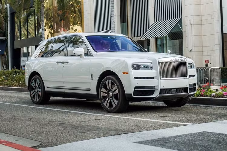 Rolls-Royce Cullinan có tốc độ tối đa được giới hạn 250 km/h, chỉ bằng các mẫu sedan hạng sang nhưng cảm nhận lái thì đứng hàng đầu. Hộp số của xe tích hợp bộ trợ giúp định vị vệ tinh SAT nên việc sang số rất nhẹ nhàng.
