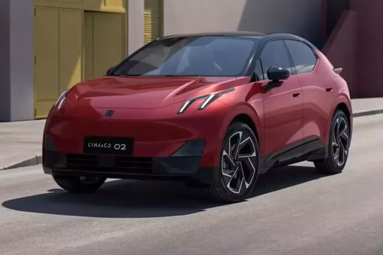 Lynk &amp; Co cho biết thử nghiệm đã cho thấy “người đi bộ thấy hệ thống này là một giải pháp thay thế tốt hơn so với tiếng còi xe giật mình thông thường”. Về kích thước, chiếc crossover này có chiều dài 175,6 inch (4460 mm), rộng 72,6 inch (1845 mm) và cao 61,9 inch (1573 mm) với chiều dài cơ sở là 108,5 inch (2755 mm).