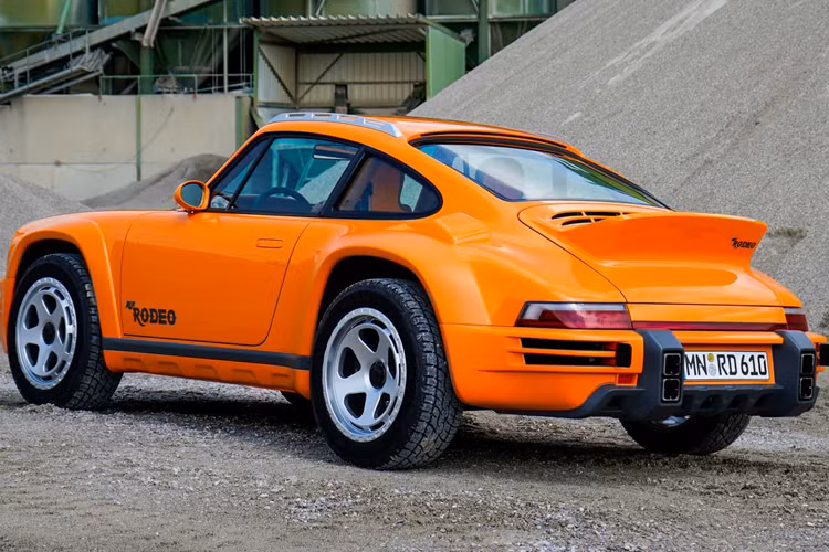 Mẫu xe Ruf Rodeo 2025 độ off-road này sở hữu thiết kế thân xe bằng sợi carbon và khung gầm liền khối bằng carbon nhẹ kết hợp với khung chống lật bằng thép tích hợp. Mẫu xe cũng được trang bị thêm cửa sổ chỉnh điện, hệ thống điều hòa tuy nhiên xe lại không được trang bị hệ thống thông tin giải trí.