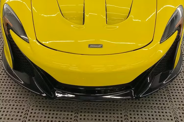 Cụ thể là lúc mới về nước cách đây hơn 9 năm, chiếc siêu xe mui trần McLaren 650S Spider này có màu cam cánh gián rất độc đáo, tuy nhiên, khi người mua xe đầu tiên là ông Đặng Lê Nguyên Vũ mang về garage, nó đã được sơn đổi màu sang trắng, gây sốc giới mê xe.