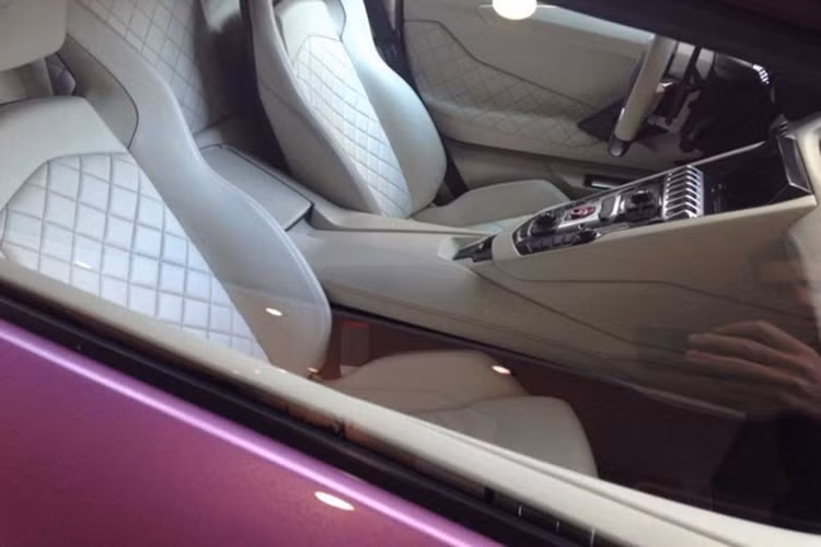 Lamborghini Aventador SVJ mui trần sẽ được trang bị khối động cơ V12, dung tích 6,5 lít, sản sinh ra công suất tối đa 759 mã lực và mô-men xoắn cực đại 720 Nm.Động cơ kết hợp cùng hộp số ISR bảy tốc độ và hệ thống dẫn động bốn bánh.
