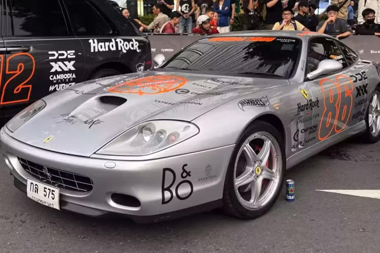 Ngay khi có mặt tại đại lộ Lê Lợi, quận 1, TP HCM, chiếc siêu xe Ferrari 575M Maranello đã ngay lập tức thu hút sự chú ý khi đỗ cạnh 1 siêu phẩm khác cũng đến từ Thái Lan, chiếc xe Porsche Carrera GT siêu hiếm, siêu đắt và siêu mạnh.
