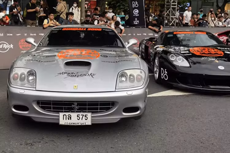 Có những chiếc siêu xe tham dự vào hành trình xe Gumball 3000 2024 lần đầu xuất hiện ở Việt Nam, 1 trong số đó là Ferrari 575M Maranello hàng hiếm với ngoại thất màu bạc, của 1 đại gia Thái Lan, thú vị biển số của xe còn trùng tên phiên bản xe là 575.