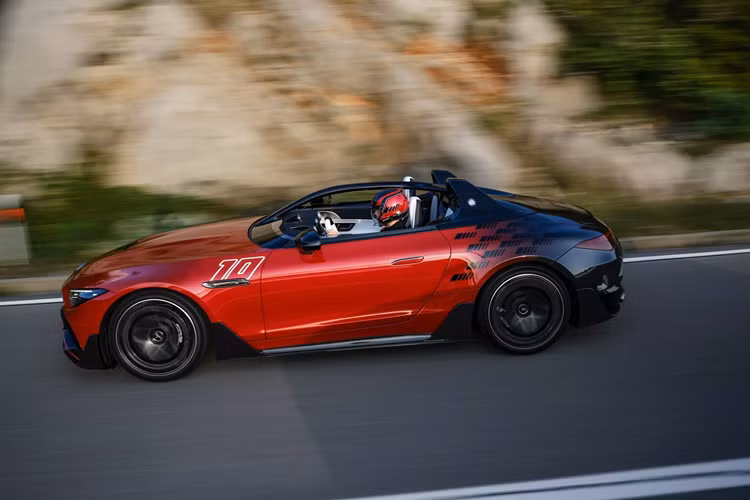 Mỗi chiếc Mercedes-AMG PureSpeed bản giới hạn đều có mặt trước rất giống với SL tiêu chuẩn dù đã có một số thay đổi quan trọng. Mẫu xe được trang bị các cửa hút gió được định hình lại và một mui xe được thiết kế riêng giúp tăng cường khí động học. Xe được trang bị một bộ khuếch tán sau và nắp cốp xe tùy chỉnh cũng được thiết kế để bù đắp cho việc thiếu mui xe.