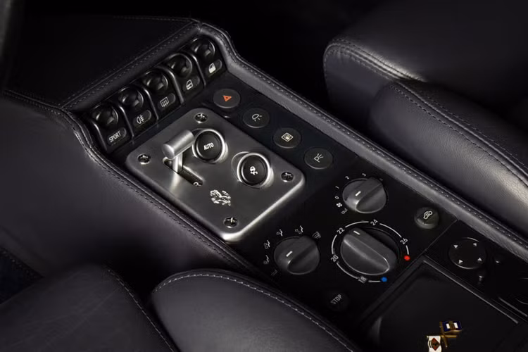 Ferrari F355 Berlinetta là chiếc Ferrari V8 sở hữu khối động cơ đặt giữa được sản xuất thương mại đầu tiên mang lại trải nghiệm của một chiếc siêu xe. Vào năm 1997, phiên bản 355 F1 đã được ra mắt lần đầu tiên.
