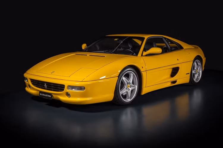 Vào mùa xuân năm 1994, mẫu xe hai chỗ Ferarri F355 Berlinetta ra mắt đầu tiên và được mệnh danh là “kẻ tiên phong về kỹ thuật” ở thời điểm bấy giờ. Mẫu xe sở hữu hiệu năng mạnh mẽ hơn và đồng thời là mẫu xe V8 quan trọng hàng đầu từng được Ferrari sản xuất.