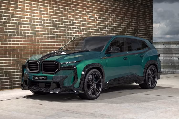 Ra mắt vào tháng 9/2022, BMW XM hạng sang là mẫu xe hiệu năng cao thứ 2 được chấp bút hoàn toàn bởi bộ phận BMW M, chỉ sau huyền thoại BMW M1. Nhằm mang đến thêm nhiều sự lựa chọn cho khách hàng, Mansory đã giới thiệu gói nâng cấp dành cho chiếc SUV này.