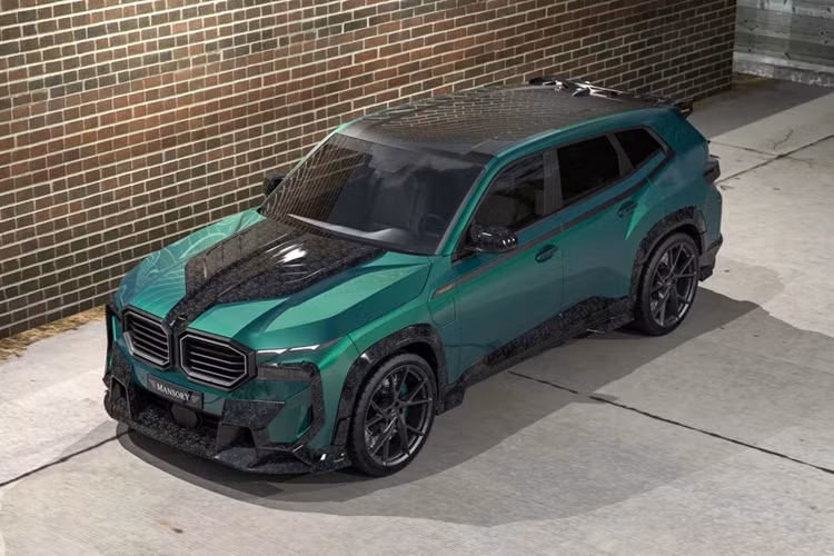 Nhìn từ phương ngang, chiếc SUV BMW XM độ Mansory nặng gần 2,8 tấn trở nên thể thao hơn nhờ vào bộ mâm đúc 5 chấu kép, ốp hông bằng sợi carbon đúc và hệ thống treo được hạ thấp.