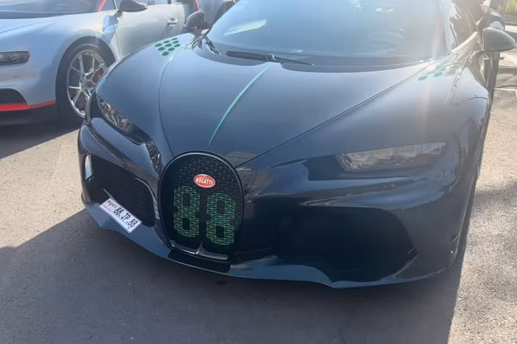 Ngoại thất của mẫu megacar này là sự kết hợp giữa sợi carbon thông thường và sợi carbon xanh, cùng với các chi tiết màu xanh lá tạo điểm nhấn.