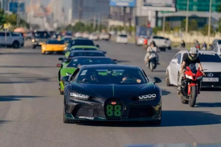 Phiên bản Bugatti Chiron Super Sport tăng tốc nhanh hơn 7% so với Chiron tiêu chuẩn. Xe chỉ mất 5,8 giây để tăng tốc 0-200 km/h và tăng lên 300 km/h trong 12,1 giây. Tốc độ tối đa giới hạn điện tử 440 km/h giống Super Sport 300+.