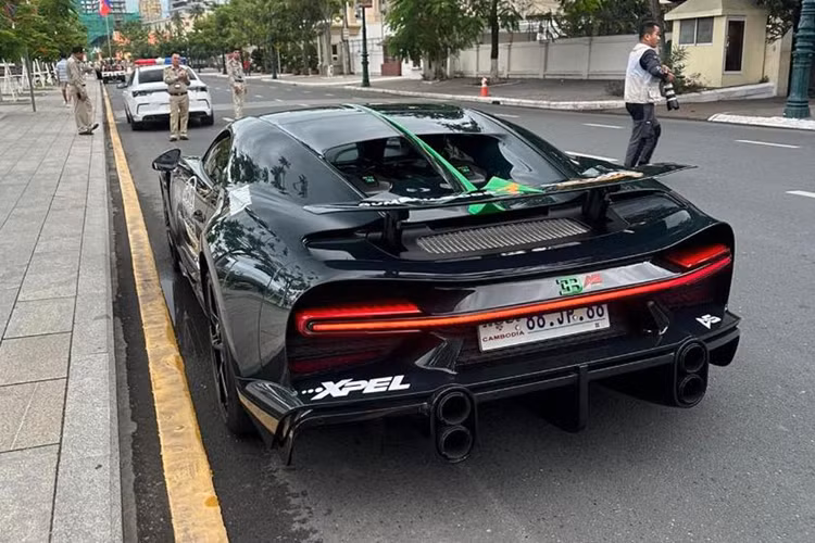 Bugatti Chiron Super Sport sở hữu khối động cơ W16 dung tích 8.0L, công suất tối đa 1.600 mã lực và mô-men xoắn 1.600 Nm. Xe có khả năng tăng tốc từ 0 lên 100 km/h trong 2,4 giây trước khi đạt vận tốc tối đa 440 km/h.