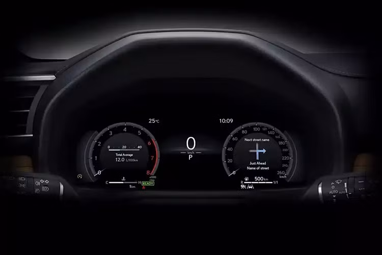"Trái tim" của Lexus LX 700h 2025 là hệ truyền động hybrid song song, bao gồm máy xăng V6, tăng áp, dung tích 3.5L, kết hợp với mô-tơ điện. Hệ truyền động này tạo ra công suất tổng cộng 463 mã lực và mô-men xoắn cực đại 790 Nm.