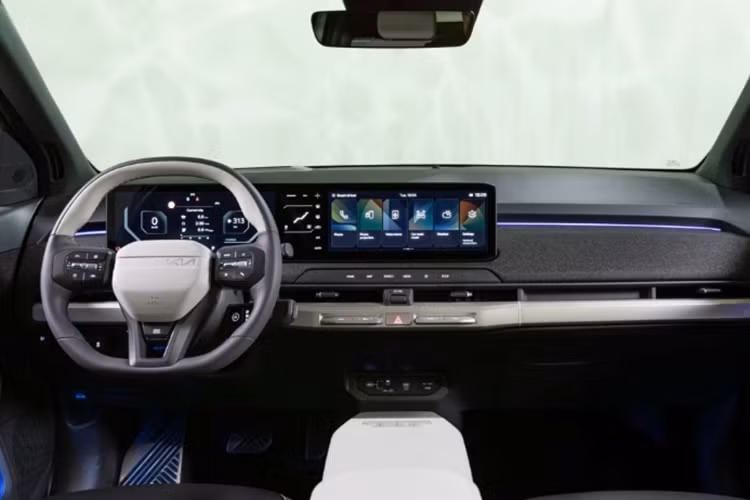 Ngoài cấu hình tiêu chuẩn, Kia EV3 hoàn toàn mới còn được hé lộ luôn bản GT-Line thể thao với cản trước/sau cá tính hơn đi kèm mâm hợp kim khác biệt. Với khung bảo vệ gầm xe in 3D phẳng và thiết kế tối ưu khí động học, hệ số lực cản không khí của mẫu CUV điện chỉ 0.267 cd.