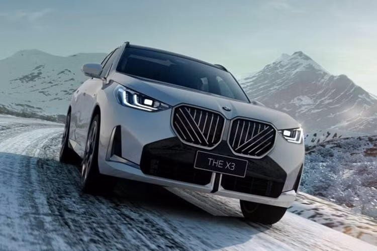 BMW X3 2025 mới bản trục cơ sở dài được phân phối với 2 phiên bản là 25L xDrive và 30L xDrive, sản xuất tại nhà máy Shenyang của liên doanh BMW Brilliance Automotive. Ngoài ra, tại Trung Quốc, mẫu SUV này cũng có cả phiên bản M50 xDrive với trục cơ sở thông thường.