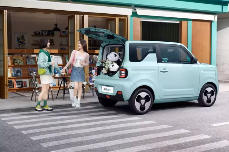 Xe có phạm vi di chuyển theo chu trình thử nghiệm CLTC của Trung Quốc 200 km và ấn tượng hơn, chiếc xe điện bản đặc biệt này còn được trang bị chức năng sạc nhanh. Về ngoại hình, chiếc xe mới sử dụng hình hộp vuông nhỏ thường thấy ở các dòng xe mini, nhìn chung rất dễ nhận biết.