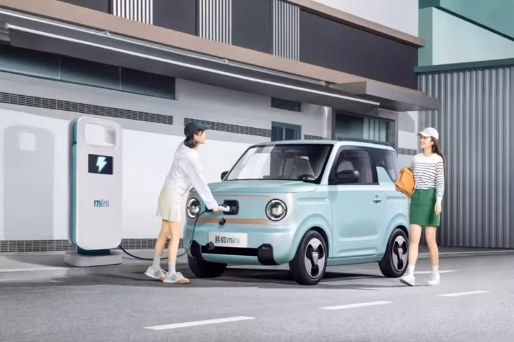 Để giúp cho doanh số bán hàng của chiếc xe điện cỡ nhỏ Panda MiniEV tốt hơn nữa, Geely đã tung ra 1 số phiên bản độc lạ, trong đó, nhân dịp năm Giáp Thìn, hãng xe Trung Quốc này đã tung ra Geely Panda MiniEV Dragon Edition 2024 mới với 1 số trang bị độc quyền.