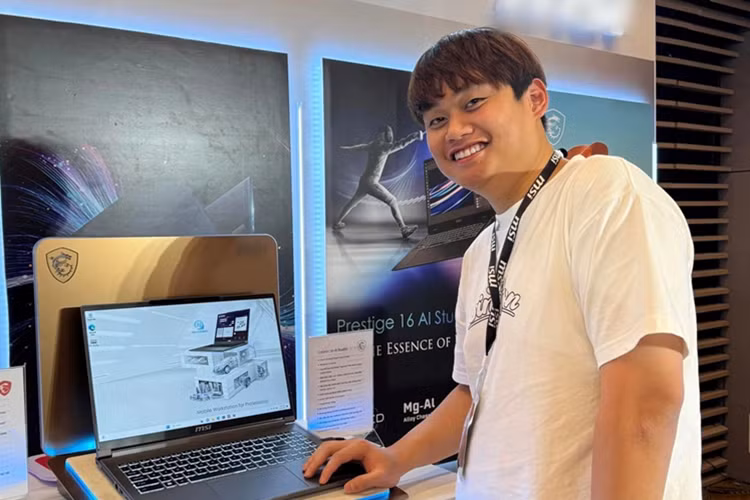 Giám đốc sáng tạo Phương Vũ Điểm đến tỷ phú Tim Cook ghé thăm vào trưa 15/4 là khu tổ hợp Nirvana Space của giám đốc sáng tạo Phương Vũ và Antiantiart (tập thể các nghệ sĩ và nhà làm phim trẻ tạo ra những dự án chất lượng cao, có chất riêng ở Việt Nam). Tại đây, Phương Vũ có cơ hội giới thiệu về những sản phẩm sáng tạo của mình cùng cộng sự trong sự ngạc nhiên và thích thú của CEO Apple. Ông dành khoảng một tiếng để tham quan, chụp hình và lắng nghe chia sẻ đầy nhiệt huyết của các nghệ sĩ trẻ. 