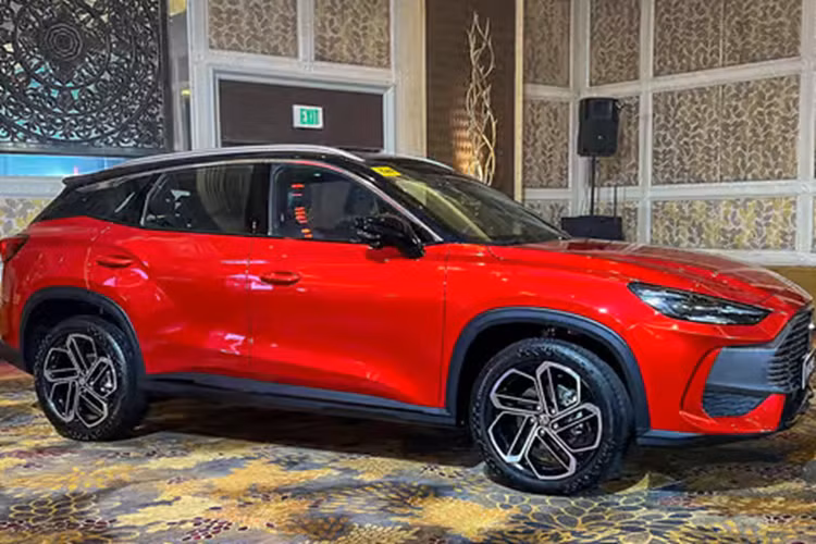 Khác với một số đối thủ cùng phân khúc, xe dùng hệ thống treo độc lập ở cả hai cầu. Cuối cùng là những trang bị an toàn như 6 túi khí, hệ thống chống bó cứng phanh ABS, phân bổ lực phanh điện tử EBD, cân bằng điện tử, hỗ trợ khởi hành ngang dốc, cảm biến áp suất lốp và camera 360 độ.