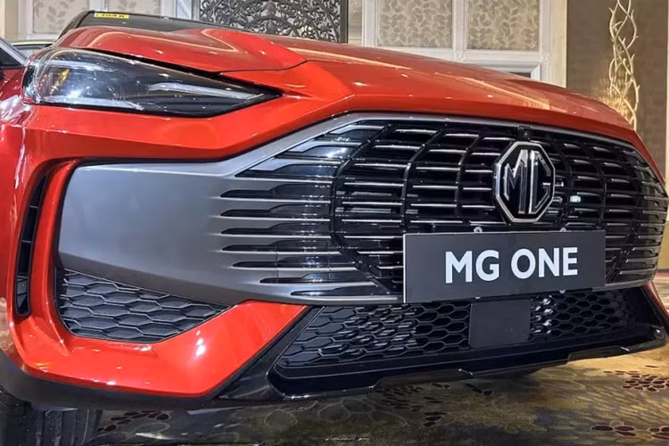 Tuy có giá cao hơn nhưng mẫu xe SUV MG One 2024 lại sở hữu kích thước nhỏ hơn HS. Cụ thể, xe có kích thước dài x rộng x cao lần lượt là 4.579 x 1,866 x 1.601 mm và chiều dài cơ sở 2.670 mm. So với MG HS, mẫu SUV cỡ C này có chiều dài cơ sở kém 50 mm.
