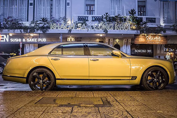 Chiếc xe Bentley Mulsanne EWB của bà Nguyễn Phương Hằng thuộc đời 2018, phiên bản cuối cùng của dòng xe siêu sang huyền thoại nhà xe Bentley trước khi bị khai tử.