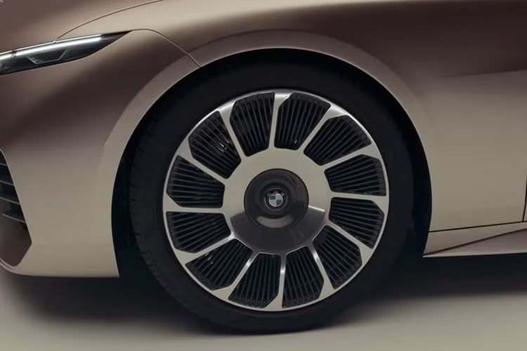 Giống như những mẫu BMW ra mắt gần đây, mặt ca lăng của Skytop cũng được bao quanh bởi một dải LED đóng vai trò như là đèn định vị ban ngày.