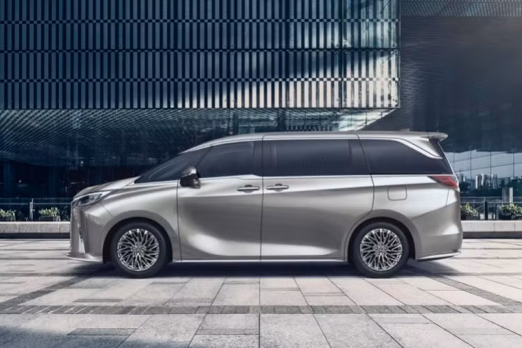 Ngoài LM, Lexus có thể còn ra mắt thêm một mẫu xe mới nữa ở Việt Nam trong năm nay, đó là SUV hạng sang GX 2024. Đại lý cũng đã bắt đầu mở cọc cho Lexus GX mới ở Việt Nam từ năm ngoái.