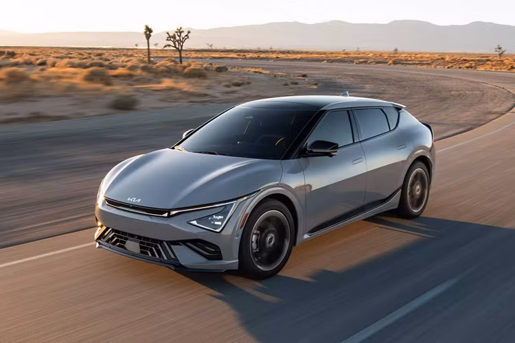 Kia EV6 được biết đến như là mẫu xe thuần điện đầu tiên của nhãn hiệu Hàn Quốc, chia sẻ khung gầm và kích thước tương tự như Hyundai Ioniq 5 nhưng có kiểu dáng mỹ miều hơn. Sau khi ra mắt lần đầu năm 2021, phiên bản nâng cấp Kia EV6 chạy điện mới đã chính thức trình làng ở thị trường Hàn Quốc vào hồi tháng 5/2024.