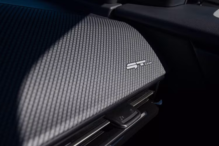Bên trong xe, Kia EV6 2025 mang lại cảm giác tươi mới khi có sự hiện diện của màn hình cong trên mặt táp-lô, kết hợp giữa bảng đồng hồ kỹ thuật số và màn hình cảm ứng trung tâm cùng có kích thước 12,3 inch. Các màn hình của xe có thể cá nhân hóa với đủ loại màu sắc thông qua Kia Connect Store.
