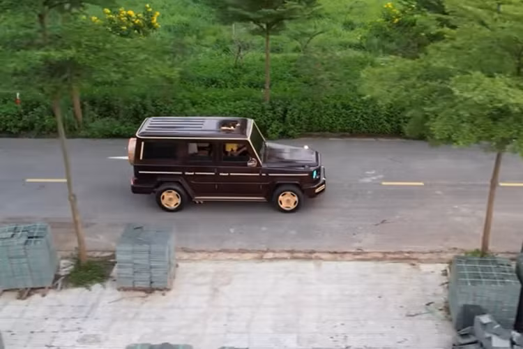 Vì chiếc Mercedes-AMG G63 hạng sang bằng gỗ được phát triển dựa trên Mitsubishi Pajero nên động cơ của xe cũng là của chiếc nguyên bản.