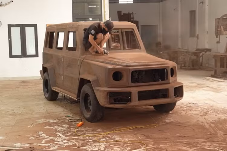 Sau khi hệ thống khung được hoàn thành, anh Đạo sơn đen rồi lắp ráp thân xe SUV Mercedes-AMG G63 bằng gỗ. Các chi tiết như chắn bùn, ốp đèn, cửa ra đều được người thợ này cắt xẻ rất tinh xảo. Hệ thống đền pha, đèn hậu cũng được lắp ráp cẩn thận, kỳ công như chiếc G63 thật.