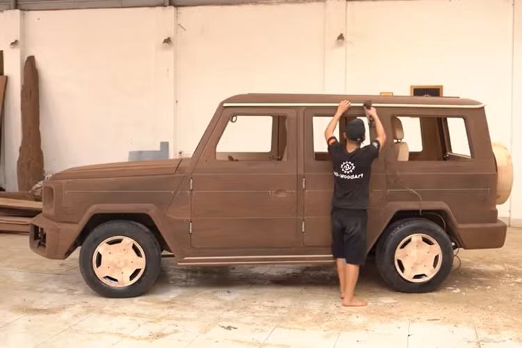 Không chỉ tỉ mỉ ở ngoại thất, bên trong khoang cabin của chiếc xe Mercedes-AMG G63 bằng gỗ cũng được hoàn thiện hoàn toàn bằng gỗ, bao gồm: ốp cửa, bảng điều khiển, cửa gió điều hòa và cả ghế ngồi.