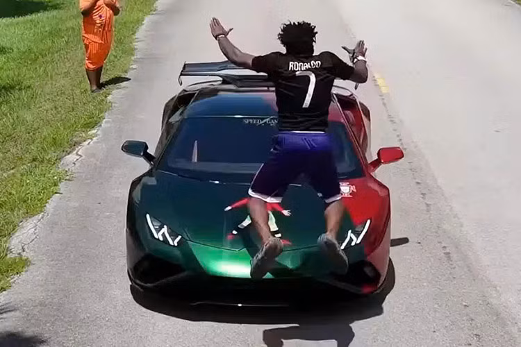 Cách đây vài tháng, fan cuồng của cầu thủ Cristiano Ronaldo đã mua 1 chiếc siêu xe Lamborghini Huracan EVO bản dẫn động cầu sau RWD, và thể hiện ngay tình yêu với CR7 bằng bộ áo cũng như hình ảnh của cầu thủ này trên xe.