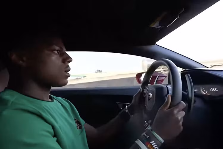 Ở đuôi xe, phiên bản Lamborghini Huracan EVO RWD chỉ có phần khuếch tán được làm khác đi so với phiên bản Lamborghini Huracan EVO. Những chi tiết khác như cánh gió tích hợp, lưới thoát nhiệt, vị trí đặt ống xả đều được giữ nguyên.