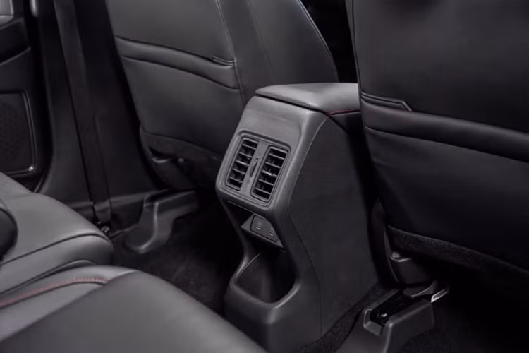 Honda HR-V 2024 bản hybrid sử dụng pin lithium-ion với khả năng tự động sạc trong quá trình vận hành, giúp tiết kiệm nhiên liệu đáng kể. Theo ước tính, Honda HR-V 2024 có mức tiêu thụ trung bình khoảng 25,6 km/lít (khoảng 3,9 lít/100 km).