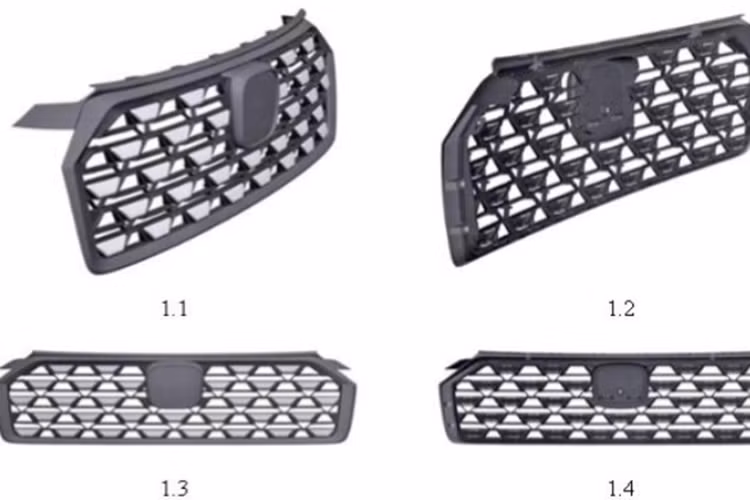 Về thiết kế, trên mỗi phiên bản, ngoại thất của Honda HR-V 2024 sẽ có những chi tiết riêng, tạo sự khác biệt. Điển hình như thiết kế lưới tản nhiệt trên các phiên bản thấp của Honda HR-V 2024 sẽ là các nan nằm ngang cùng màu thân xe. Trong khi đó phiên bản cao cấp e:HEV RS sẽ dùng lưới tản nhiệt mạ crôm và bộ mâm hợp kim 18 inch thể thao.
