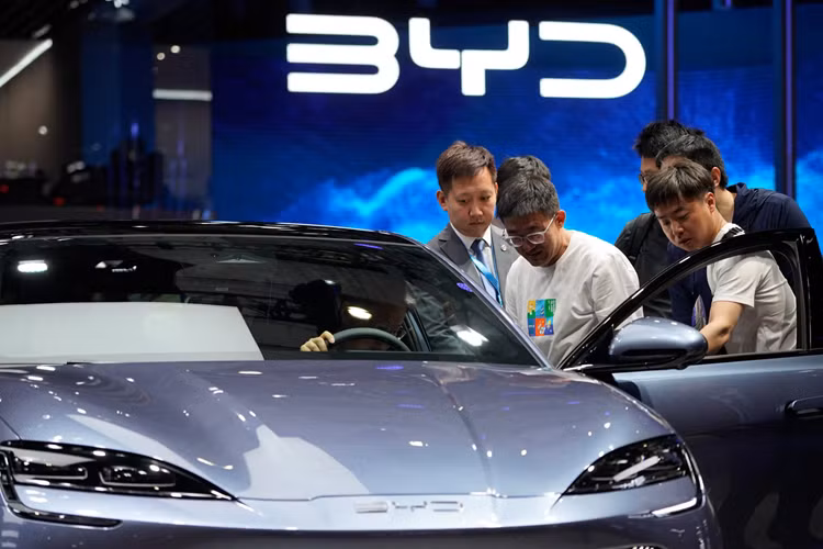 Trong khi đó, BYD Qin Plus EV Glory Edition được trang bị mô-tơ điện mạnh 134 mã lực và 180 Nm. Mô-tơ điện này kết hợp cùng pin có dung lượng 48 kWh hoặc 57,6 kWh, mang đến phạm vi di chuyển lần lượt 420 km và 510 km theo chu trình thử nghiệm CLTC tại Trung Quốc.