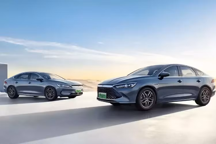 Hãng BYD đã mở đầu cho cuộc chiến giá xe với ôtô dùng động cơ đốt trong khi tung ra phiên bản giá rẻ mới mang tên Glory Edition của 2 mẫu xe Qin Plus và Chaser 05 tại thị trường Trung Quốc vào hôm qua, ngày 19/2/2024. Mức giá xe BYD Qin Plus EV 2024 mới đều có giá khởi điểm chỉ 79.800 Nhân dân tệ (khoảng 272 triệu đồng).