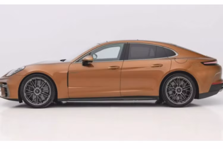 Bài đăng trên Instagram của thương hiệu Zuffenhausen cho thấy Panamera thế hệ thứ ba có thực hiện tất cả các loại chuyển động ngang và dọc một cách khá linh hoạt khi xe đứng yên.