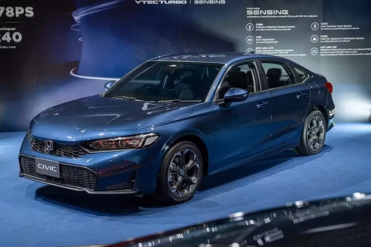 Thứ hai là hệ truyền động hybrid, bao gồm máy xăng 4 xi-lanh, dung tích 2.0L và 2 mô-tơ điện, cho công suất tổng cộng 184 mã lực và mô-men xoắn cực đại 315 Nm.