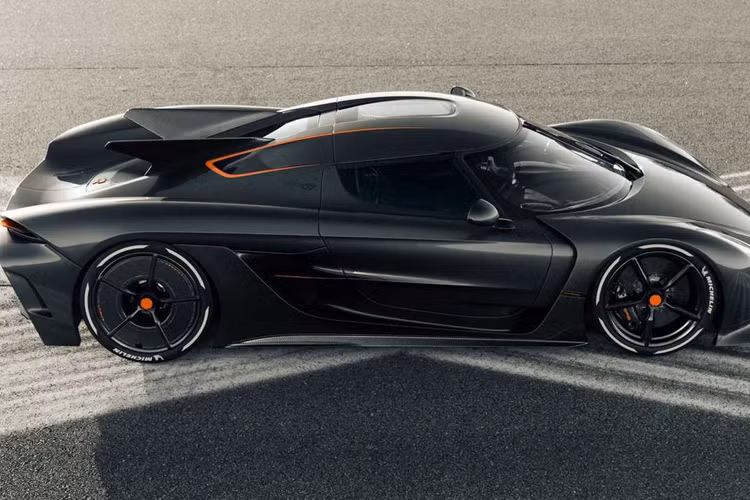 Ngoài ra, đường đua Top Gear khá nhỏ gọn và The Stig chỉ có thể tăng ga hết cỡ trong một vài lần. Nếu đường đua có nhiều đoạn thẳng và nhiều khúc cua tốc độ cao hơn, Koenigsegg có thể thậm chí còn nhanh hơn Ferrari.
