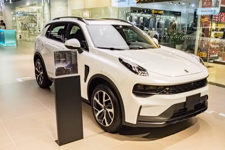 Sắp tới, chiếc BEV thứ hai của Lynk &amp; Co cũng sẽ gia nhập thị trường, đó là chiếc crossover Z20 với tham vọng vươn ra nước ngoài. Có vẻ như thương hiệu Geely đang cố gắng tìm kiếm sự cân bằng giữa việc loại bỏ ICE và duy trì doanh số bán hàng ở mức cao.