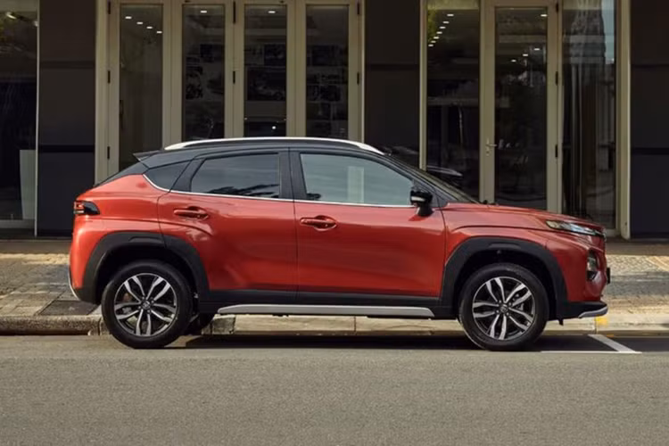 Tuy nhiên, trên thực tế, mẫu xe CUV Toyota Starlet Cross 2024 này chỉ là phiên bản đổi tên của Urban Cruiser Taisor vừa ra mắt tại Ấn Độ hồi tháng 4 vừa qua. Theo thông tin từ nhà sản xuất, Starlet Cross có thông số dài x rộng x cao lần lượt là 3.995 x 1.765 x 1.550 mm.